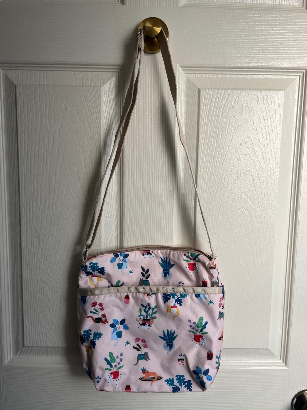 LeSportsac Daniella Crossbody Bag Comfy Cats & Plants Floral Excellent condition